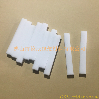 醫(yī)用防護(hù)面罩的海綿主要起到緩沖面部（主要是額頭）與PVC膠片的作用，起到密封的作用，因?yàn)楹＞d柔軟的特點(diǎn)，從而讓額頭與膠片完美的貼合，加上海綿柔軟與舒適性使得醫(yī)生在佩戴面罩的時(shí)候非常舒適。